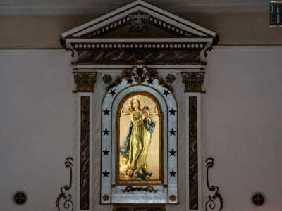 Nel presbiterio � presente un affresco dell�Ultima Cena, opera dei fratelli Prayer, mentre sull�altare � posta una statua della Madonna